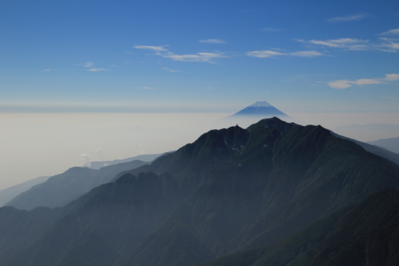 甲斐駒ケ岳からみた鳳凰越しの富士山