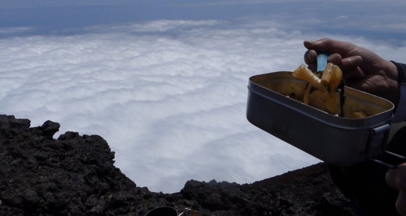 富士山頂で雲海を見ながら山パスタ2