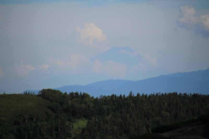 瞑想の丘から霞む富士