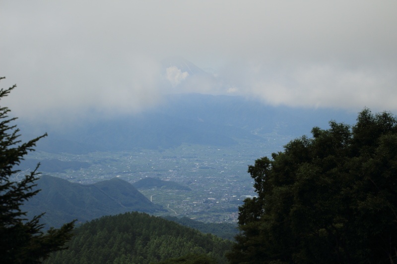 甲府の街と一瞬だけ富士山