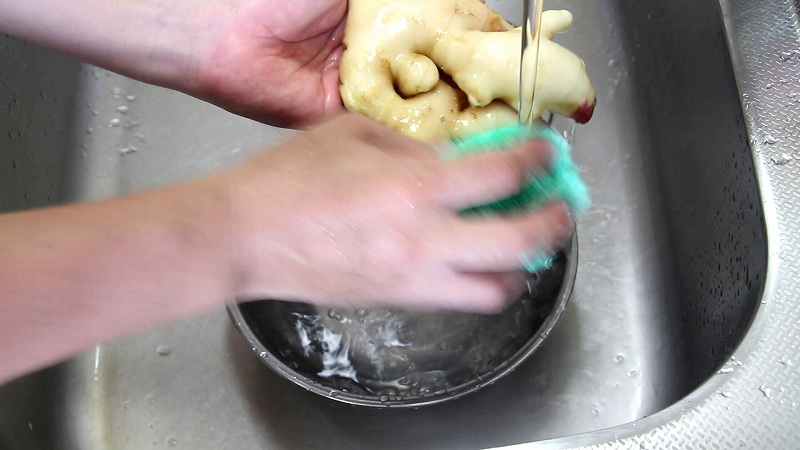 自家製干し生姜の作り方_タワシで洗う