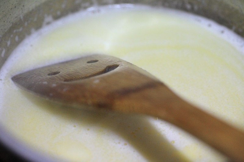 シュークリーム工程2_水、牛乳、バター、砂糖、塩を混ぜる