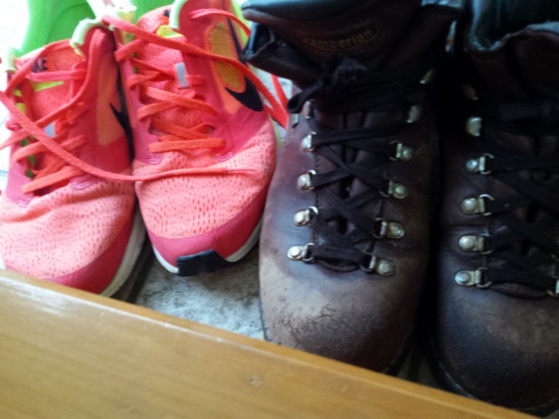 登山靴と運動靴