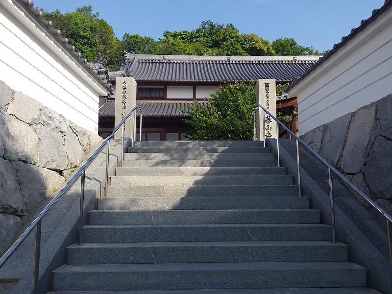 2016-05-02 07.56.27_泰山寺の階段