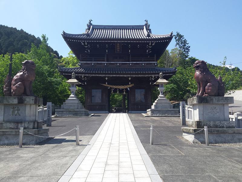 2016-05-04 09.58.57_石鎚神社大門と狛犬
