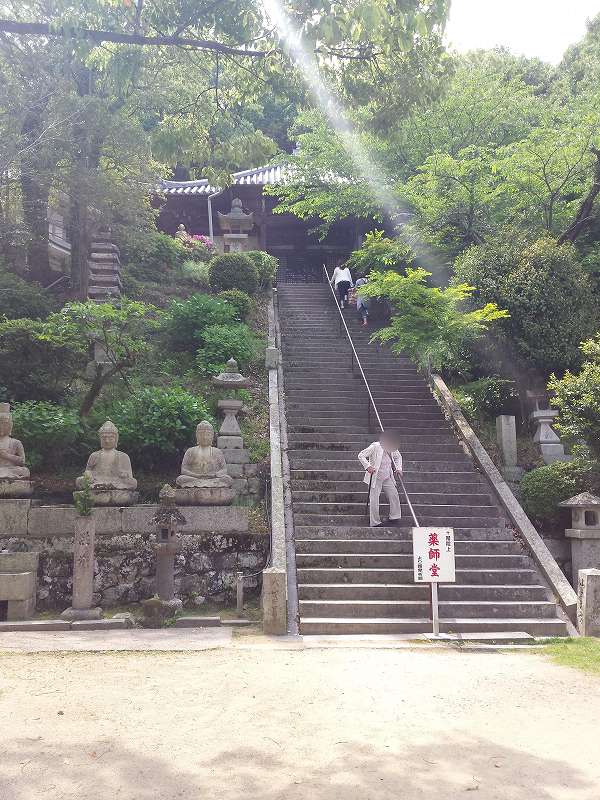 2016-05-07 13.38.09_薬師堂への階段