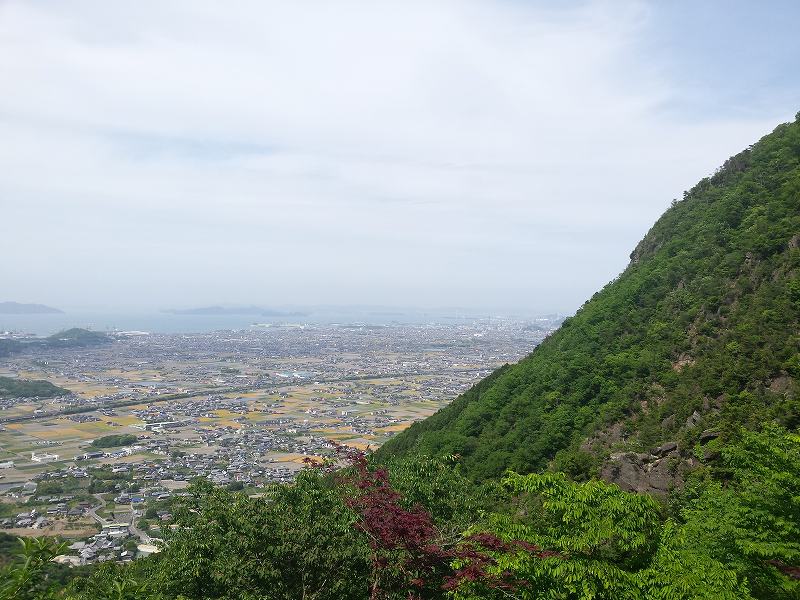 2016-05-08 13.46.25_我拝師山の急峻な崖と地上の眺め