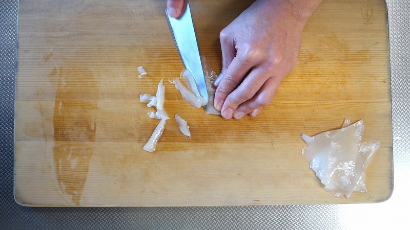 イカの塩辛の作り方15_エンペラも同じように切りそろえる
