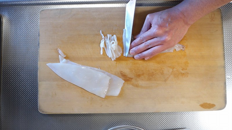 イカの塩辛の作り方14_数ミリ幅に切る