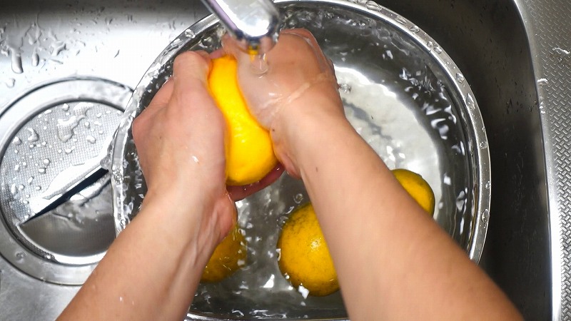 レモンの下処理_水で洗い流す