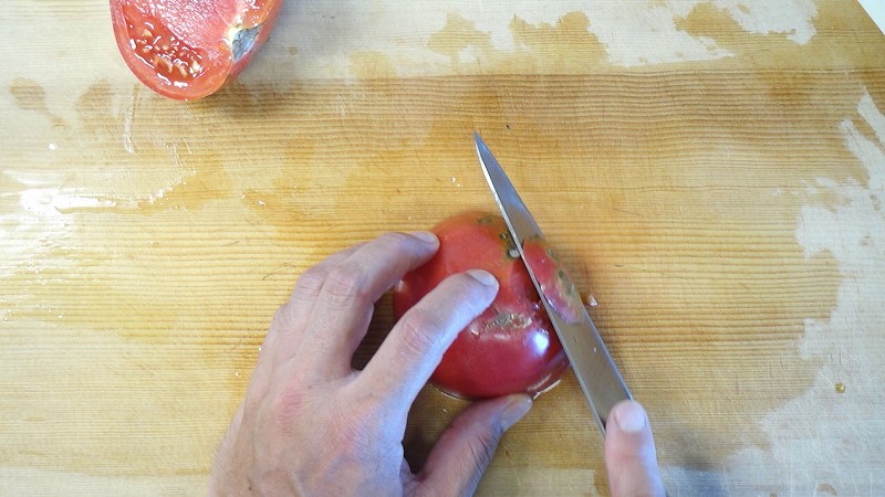 自家製トマトピューレ作り方1_傷んでいるところは切りとる