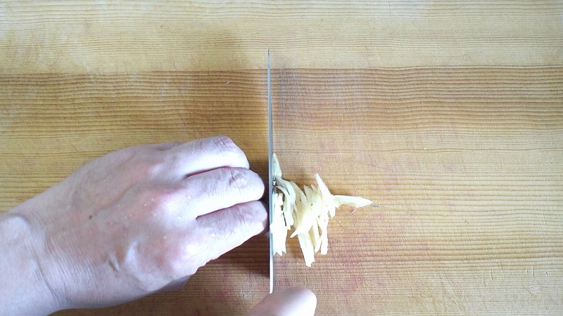 大葉たっぷり梅肉味噌作り方1_生姜のみじん切り