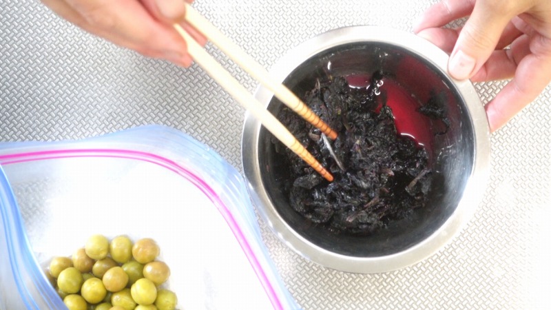 カリカリ梅の赤紫蘇漬けの作り方12_赤紫蘇に梅酢をかけほぐす