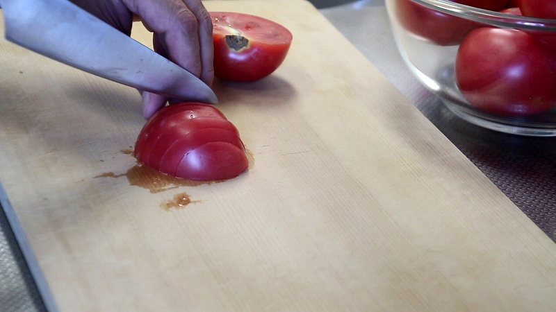 自家製トマトピューレ作り方1_半分にしたトマトを細かく切る
