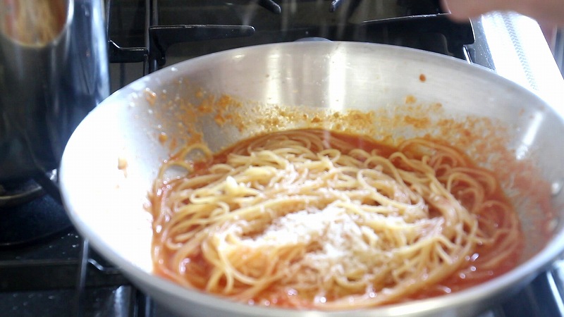 トマトピューレでトマトソースパスタ作り方7_パルミジャーノ・レッジャーノ