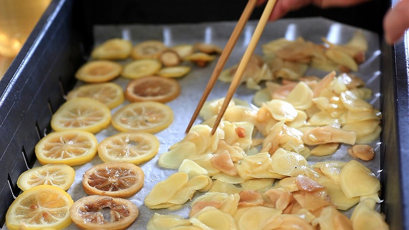 生姜シロップの絞りかすで生姜糖とレモンピールの作り方1_生姜を並べる
