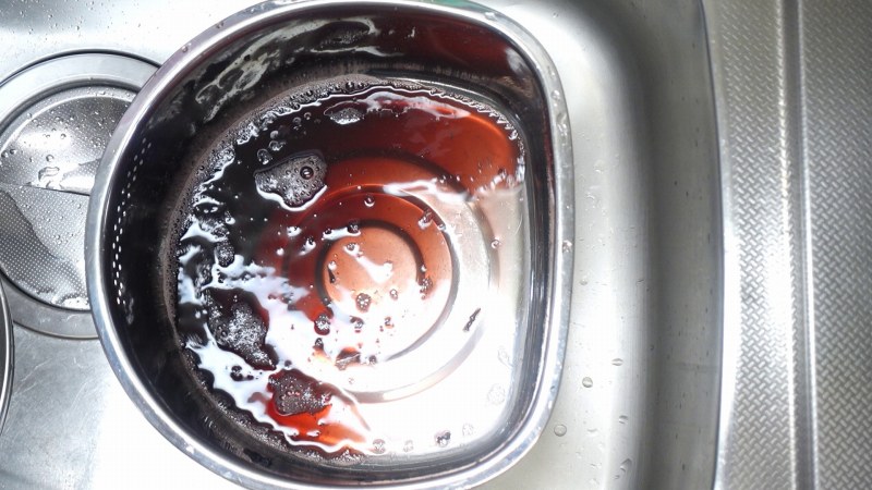 カリカリ梅の赤紫蘇漬けの作り方5_赤黒い色の汁
