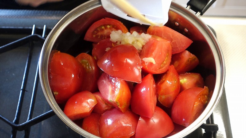 自家製トマトケチャップ作り方3_鍋にトマトなどIN