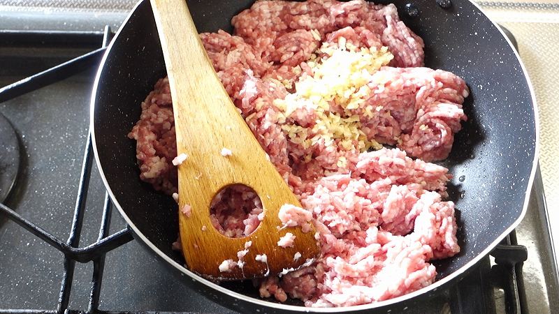 大葉たっぷり梅肉味噌作り方2_ひき肉、にんにく、生姜