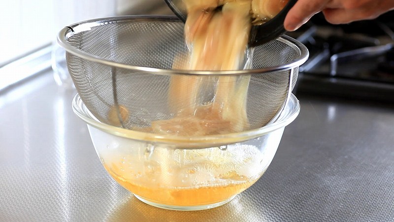 炊飯器で生姜シロップ作り方8_ザルで濾す