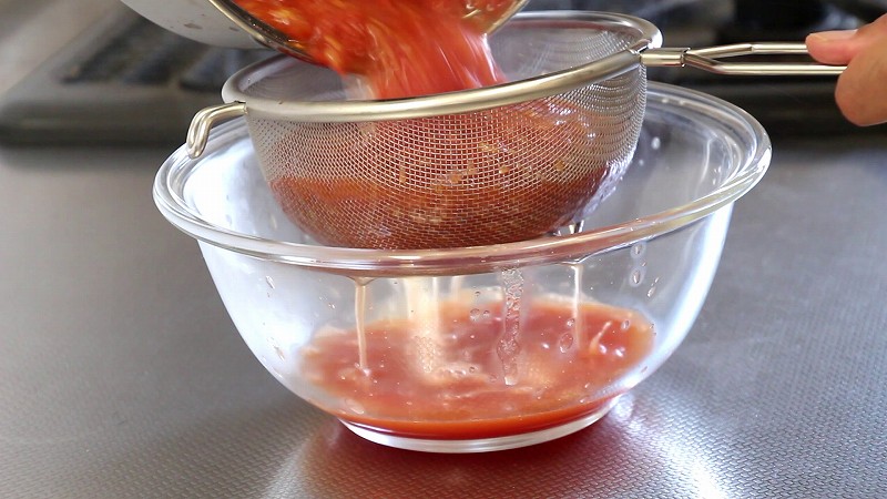 自家製トマトピューレ作り方3_ザルで濾す