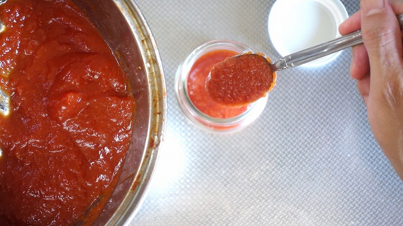 自家製トマトケチャップ作り方7_保存瓶へ2