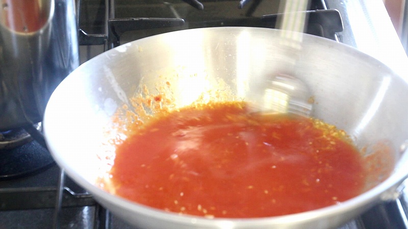 トマトピューレでトマトソースパスタ作り方5_茹で汁でのばす