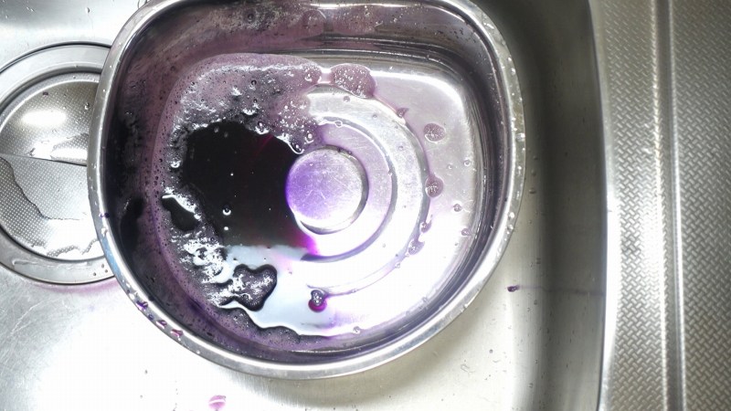 カリカリ梅の赤紫蘇漬けの作り方9_紫の汁