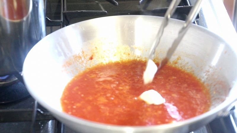 トマトピューレでトマトソースパスタ作り方6_バター