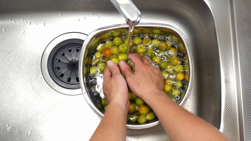 カリカリ梅の作り方4_水洗い