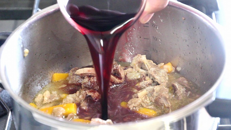 牛すじ肉のワイン煮込み作り方9_赤ワイン