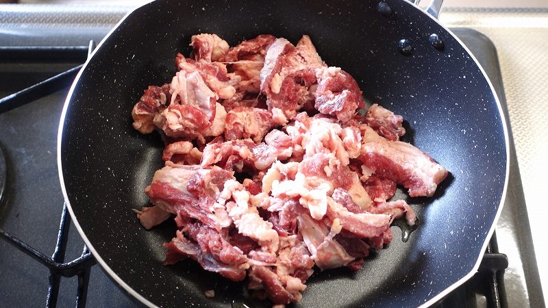 牛すじ肉のワイン煮込み作り方3_牛すじ肉を炒める
