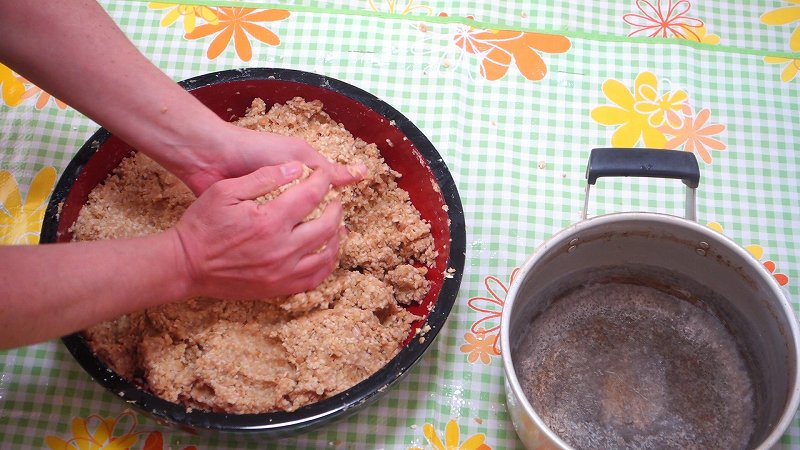 乾燥米麹で味噌作り1-仕込み編9-1_味噌玉を握る