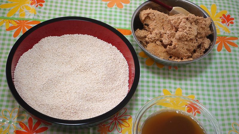乾燥米麹で味噌作り1-仕込み編8-1_塩切りした麹と潰した大豆と煮汁