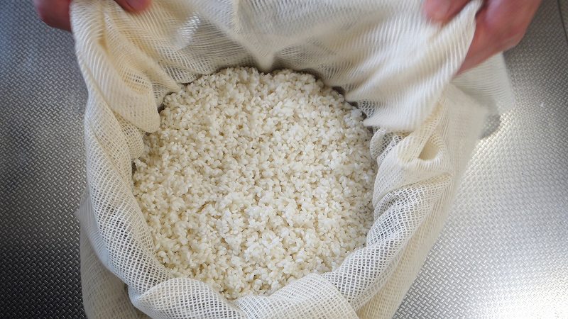 米麹作り2_作り方4：蒸米_蒸し布に包む