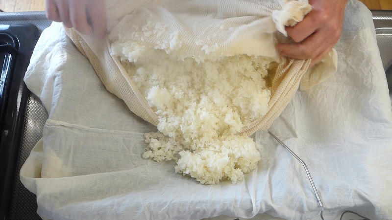 米麹作り2_作り方5：冷却_米を布に広げる