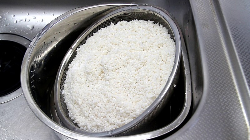 米麹作り2_作り方3：水切_ザルを傾ける