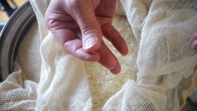 米麹作り2_作り方4：蒸米_指でひねって固さ確認