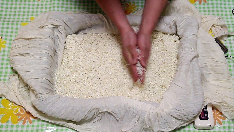 米麹作り2_作り方9：手入1_米をほぐす