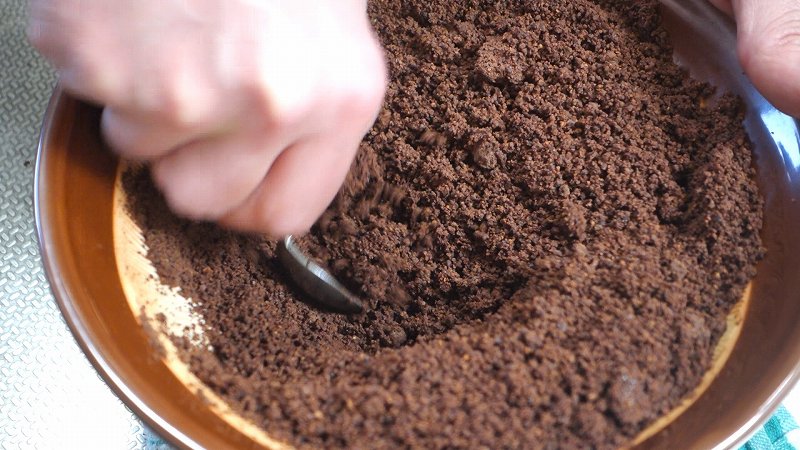 カカオ豆からチョコレートの作り方4_すり鉢にくっつくのでスプーンで削る