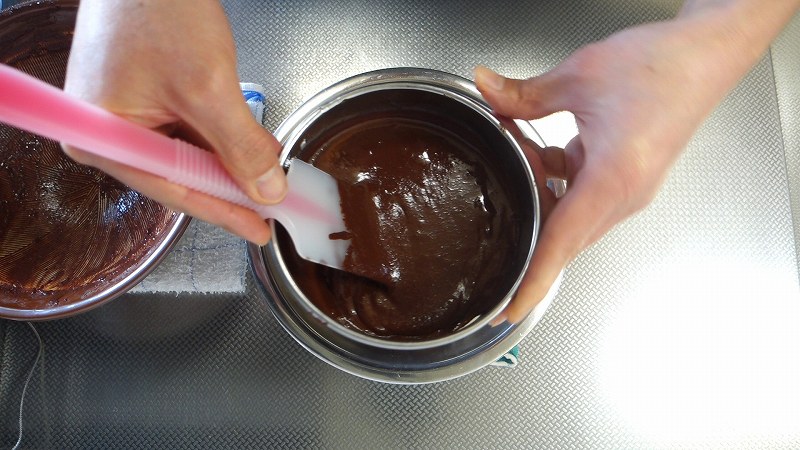 カカオ豆からチョコレートの作り方6_ザルで濾す