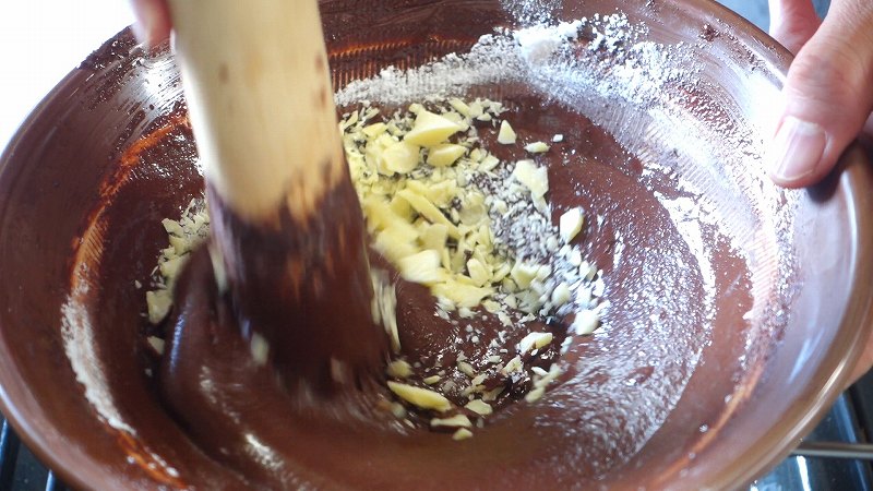 カカオ豆からチョコレートの作り方9_カカオバター投入