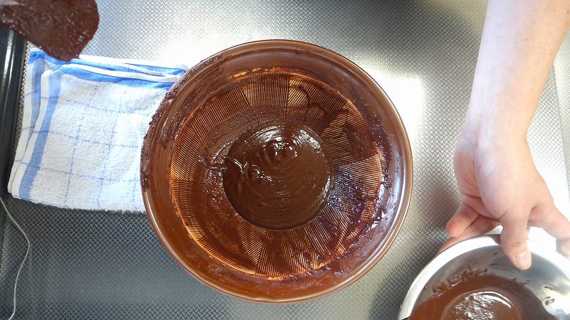 カカオ豆からチョコレートの作り方7_計量してすり鉢に戻す