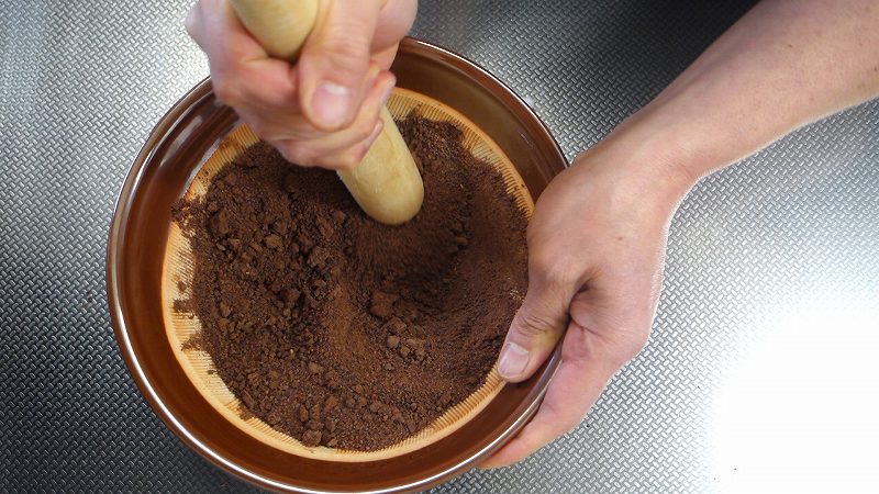カカオ豆からチョコレートの作り方4_擦る