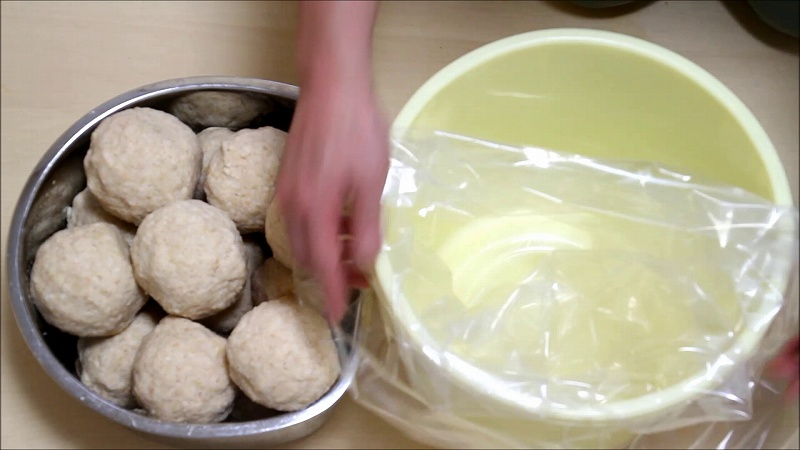 自家製米麹で味噌作りの工程17_漬け物用ビニールをセット