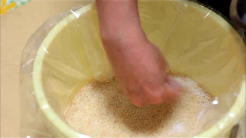 自家製米麹で味噌作りの工程20_振り塩