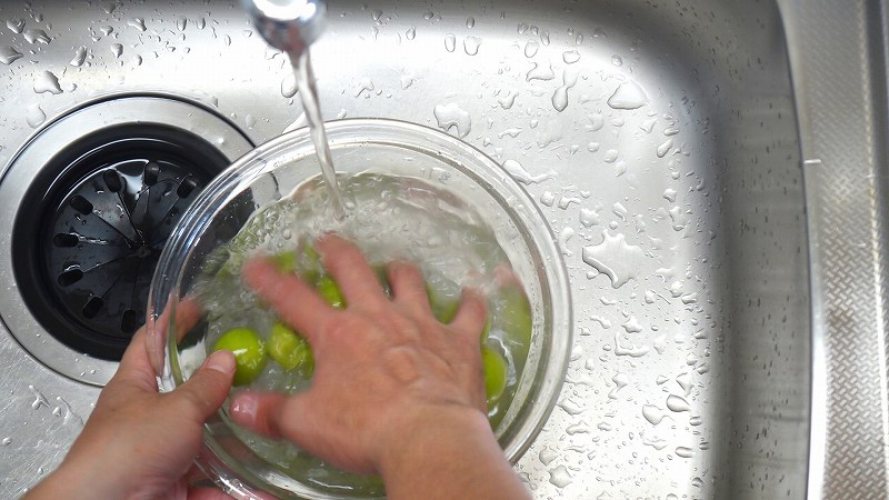 青梅のオリーブオイル漬けの作り方3_水洗い