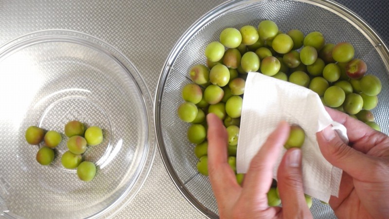 小梅のカリカリ梅の作り方2_キッチンペーパーで拭く