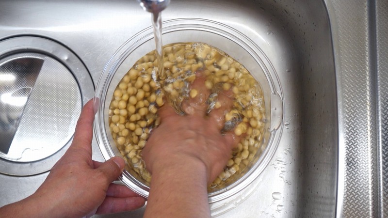 ジップロック米麹味噌の作り方1.大豆を洗う