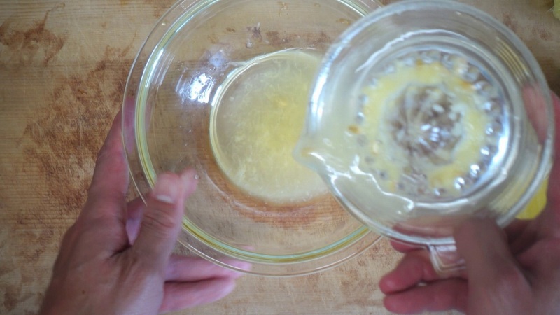 赤紫蘇レモンジュースの作り方7_レモンの絞り汁